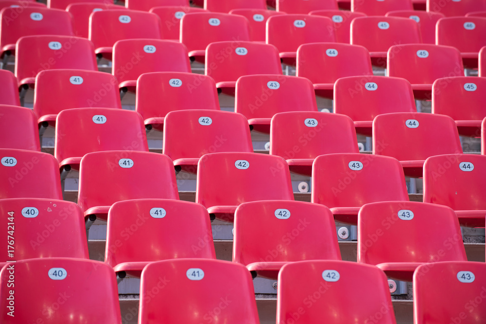 Rote Sitzreihen im Stadion