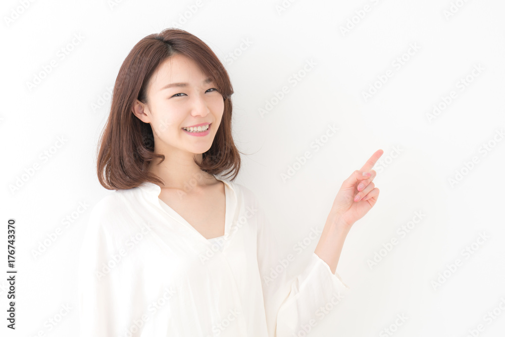 指差す若い女性 指差す若い女性