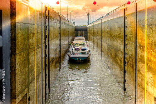 Schleuse mit Schiff -Weser -Mittellandkanal photo