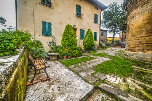 Fototapeta Naklejka Na Ścianę i Meble -  Rustic yard in Tuscany