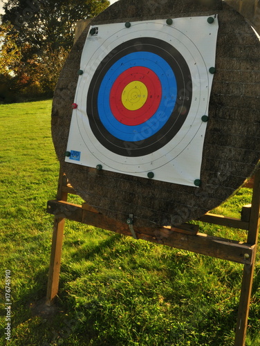 Zielscheibe beim Bogenschießen mit Zielauflage und Ringwertung auf einer Wiese photo