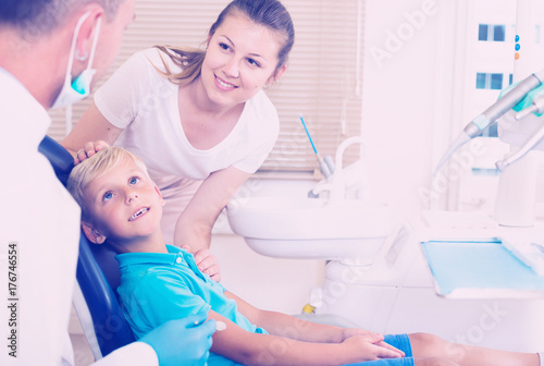 Kid with female are visiting dentist