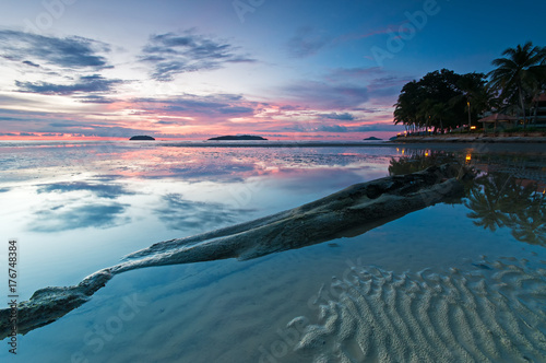 Tranquil sunset in Tanjung Aru beach in Kota Kinabalu, Malaysia.