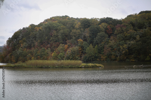 Fototapeta Naklejka Na Ścianę i Meble -  Landscape Photo of Claytor Lake in Virginia During Autumn