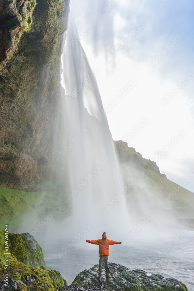 Φωτογραφία Traveler enjoying the amazing Seljalandsfoss waterfall in Iceland