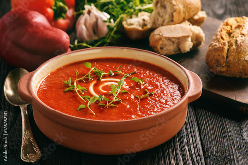 Baked red pepper cream soup with garlic and timian.