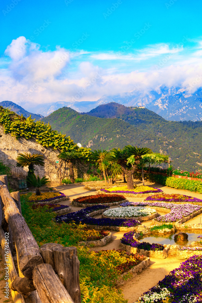Φωτογραφία Picture postcard with terrace with flowers in the garden Villas Rufolo in Ravello