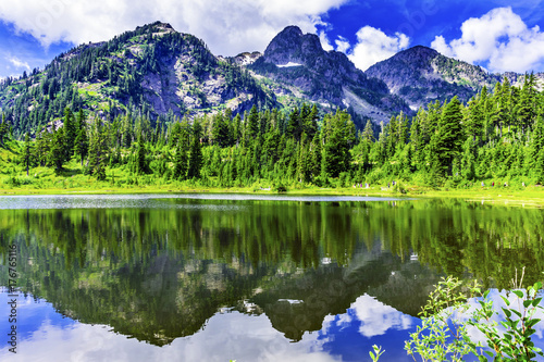 Fototapeta Naklejka Na Ścianę i Meble -  Picture Lake Evergreens Washington USA