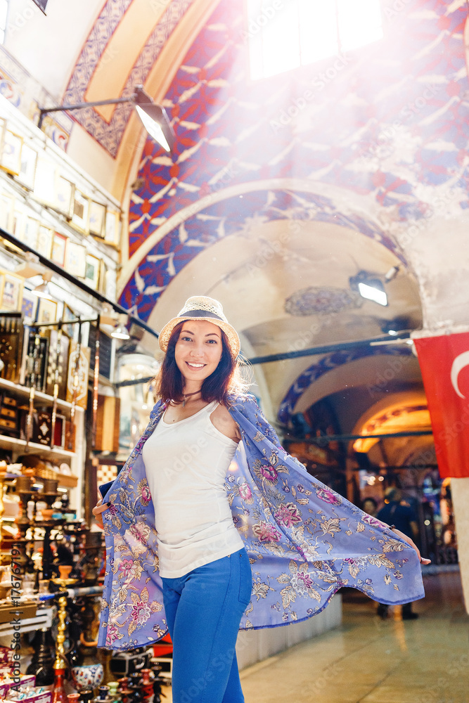 Φωτογραφία Young girl tourist walking in the old souvenir market in Istanbul, Turkey