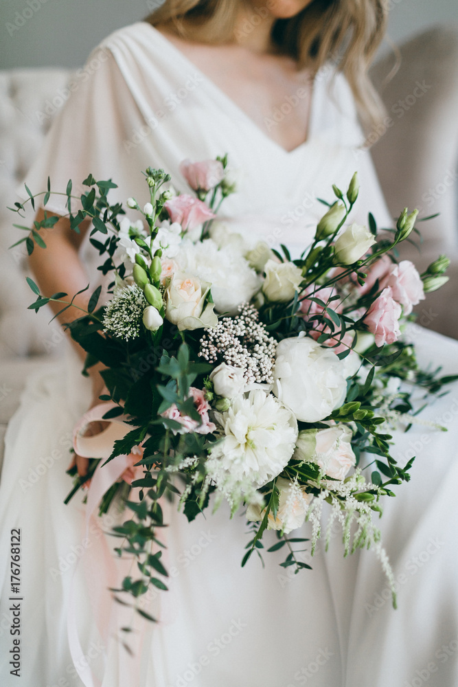 Φωτογραφία Gorgeous bouquet of white and pink flowers in the hands of the charming bride in a white dress