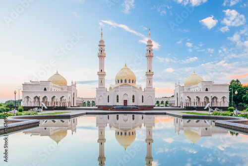 Wallpaper Mural Beautiful White Mosque with Reflection.