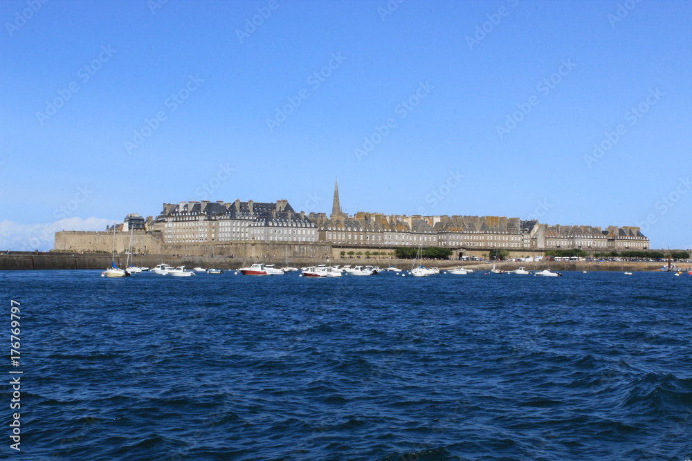 Veduta di St. Malo dalla barca che collega a Dinard, Bretagna, Francia