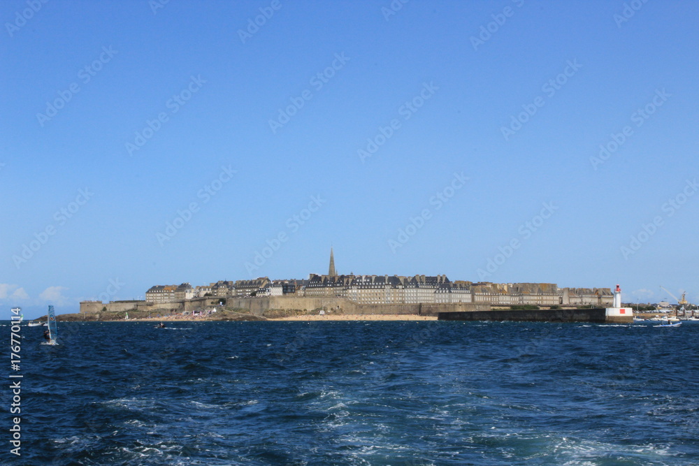 Veduta di St. Malo dal traghetto che collega a Dinard, Bretagna,Francia