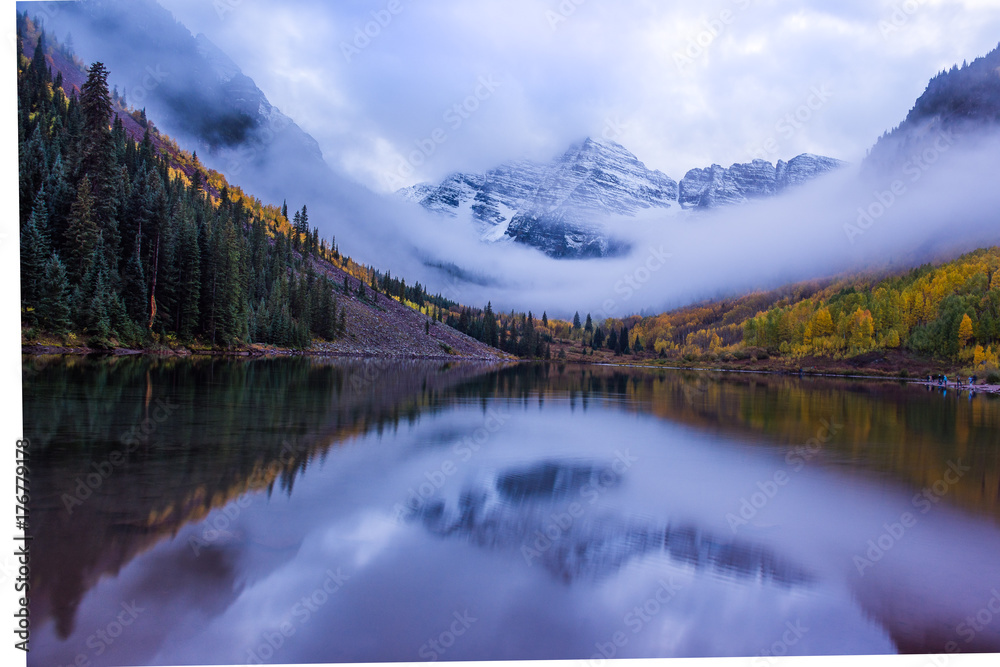 Fototapeta premium The beautiful maroon bells in fall colors