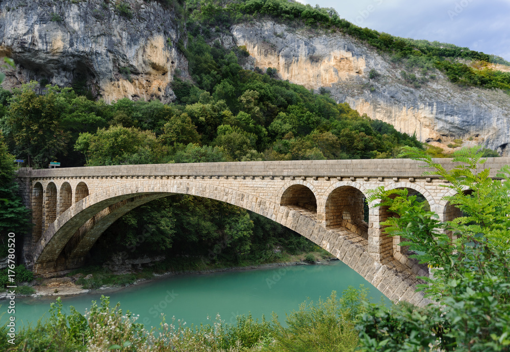 pont fleuve vert