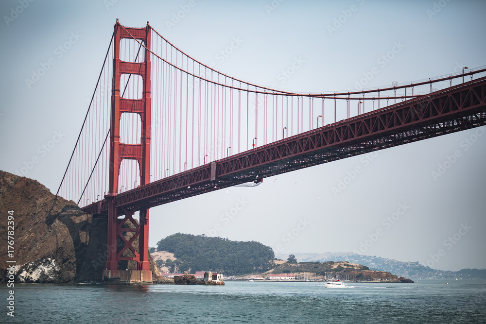 Naklejka premium Golden Gate Bridge in San Francisco on a hazy summer day with no clouds