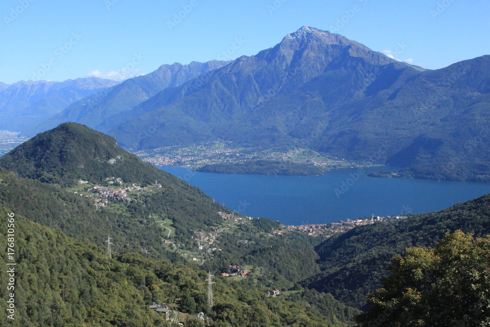 Alpenlandschaft am Comer See oberhalb von Gravedona mit Blick über den See zum Monte Legnone