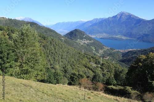 Alpenlandschaft am Comer See oberhalb von Gravedona mit Blick zum Monte Legnone