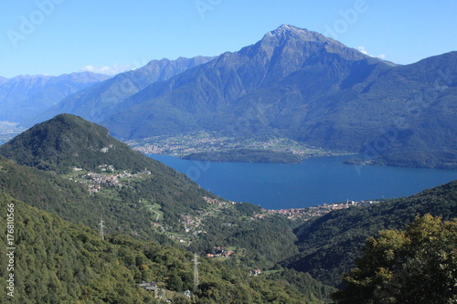 Alpenlandschaft am Comer See oberhalb von Gravedona mit Blick   ber den See zum Monte Legnone