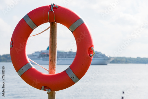 Rettungsring in einem Badebereich an der Kieler Förde