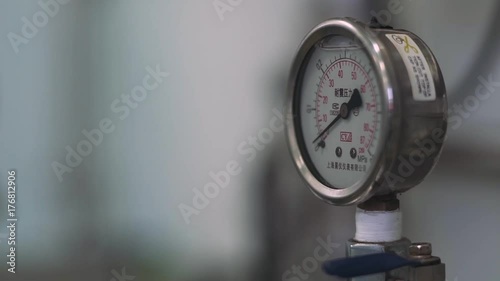 Manometer, pressure measurement device, movement of the arrow.
