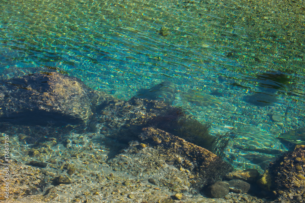 Acqua cristallina del fiume nera