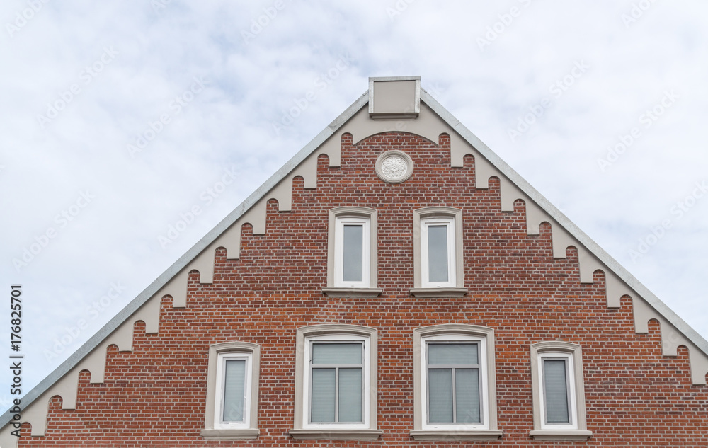 Giebelwand eines Hauses mit Fenstern