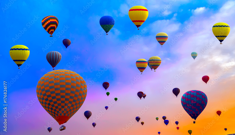 Obraz premium Hot air balloon high in the sky