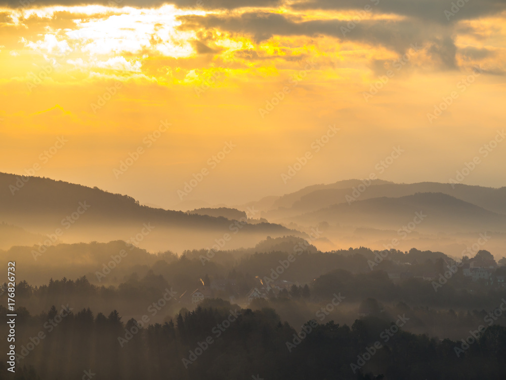 Elbsandsteingebirge bei Sonnenaufgang