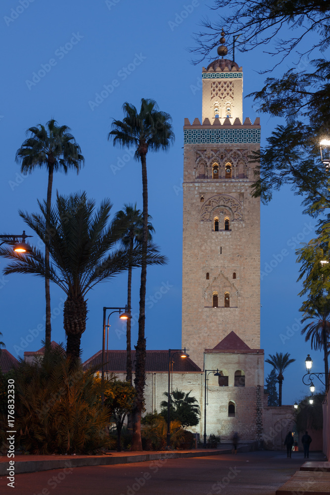 Fototapeta premium Koutoubia-Moschee zur blauen Stunde (Serie mit ähnlichen Motiven vorhanden)
