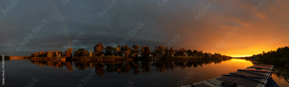 Obraz premium Sunset on the river in autumn