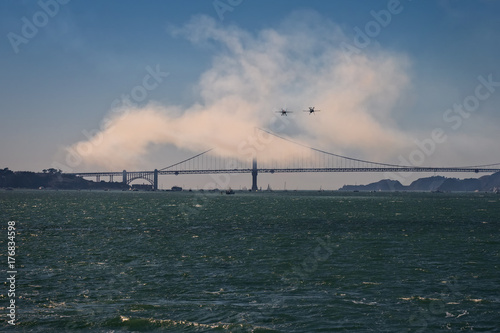 Fototapeta Naklejka Na Ścianę i Meble -  puente Golden gate y exhibición aerea en San Francisco, durante los festejos de la fiesta Nacional de colón en octubre