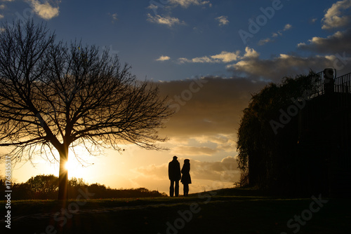 Paar vor untergehender Sonne im Herbst auf dem Braunschweiger Nussberg