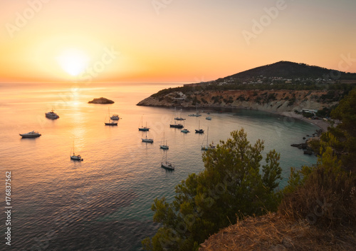 cala d´hort, Ibiza, España, al atardecer desde un acantilado