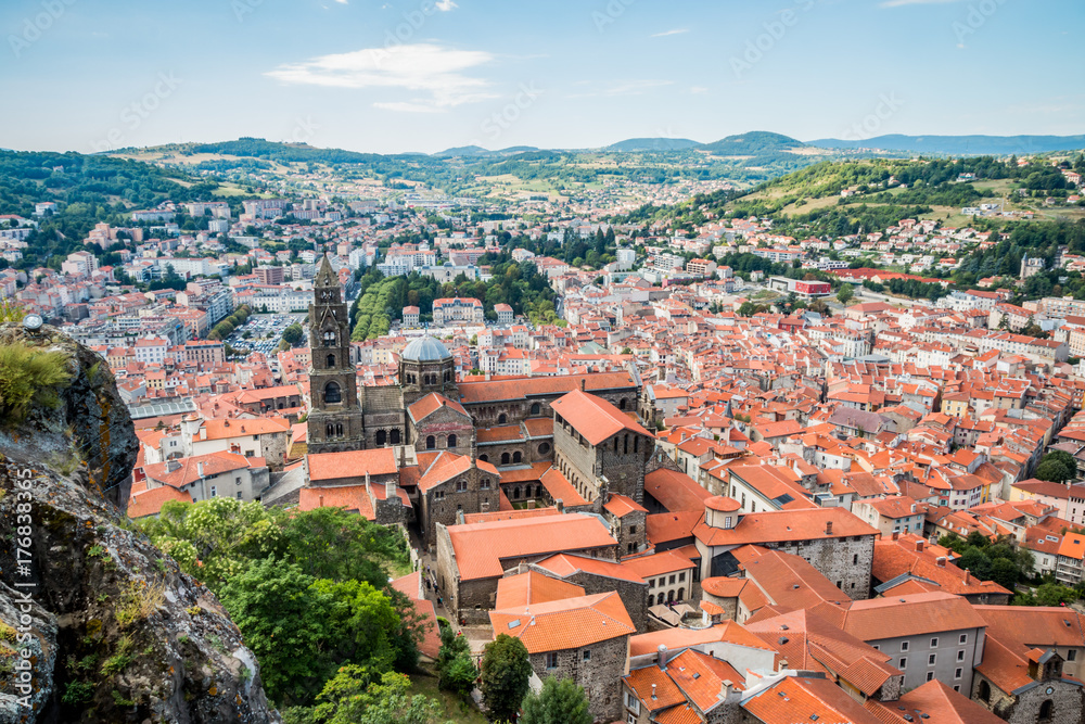 Φωτογραφία Vue sur le Puy-en-Velay et la Cathédrale Notre-Dame-du-Puy du haut du Rocher Cor