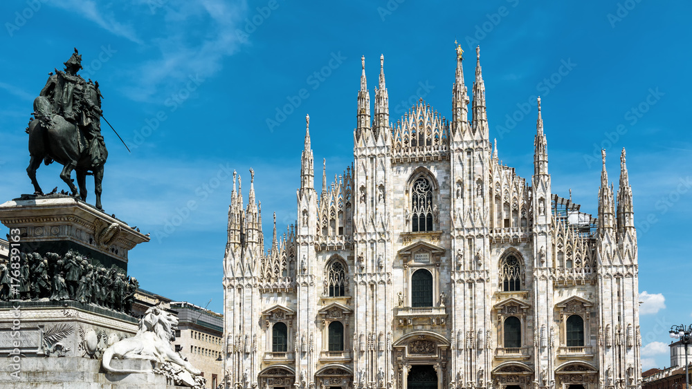 Fototapeta premium Katedra w Mediolanie na Piazza del Duomo