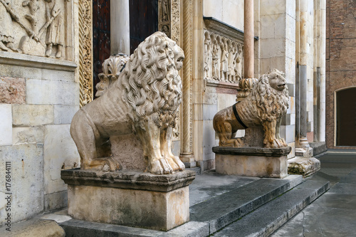statue of lions, Modena, Italy