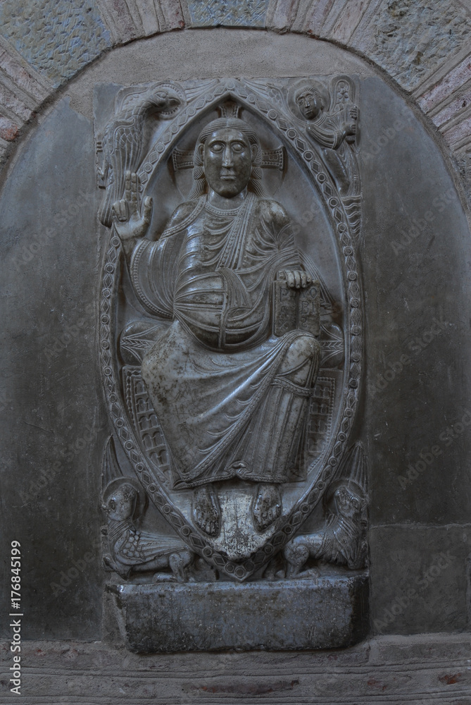 Toulouse, basilique Saint-Sernin, bas-relief de marbre du déambulatoire représentant le Christ en majesté, Occitanie, Haute-Garonne, France