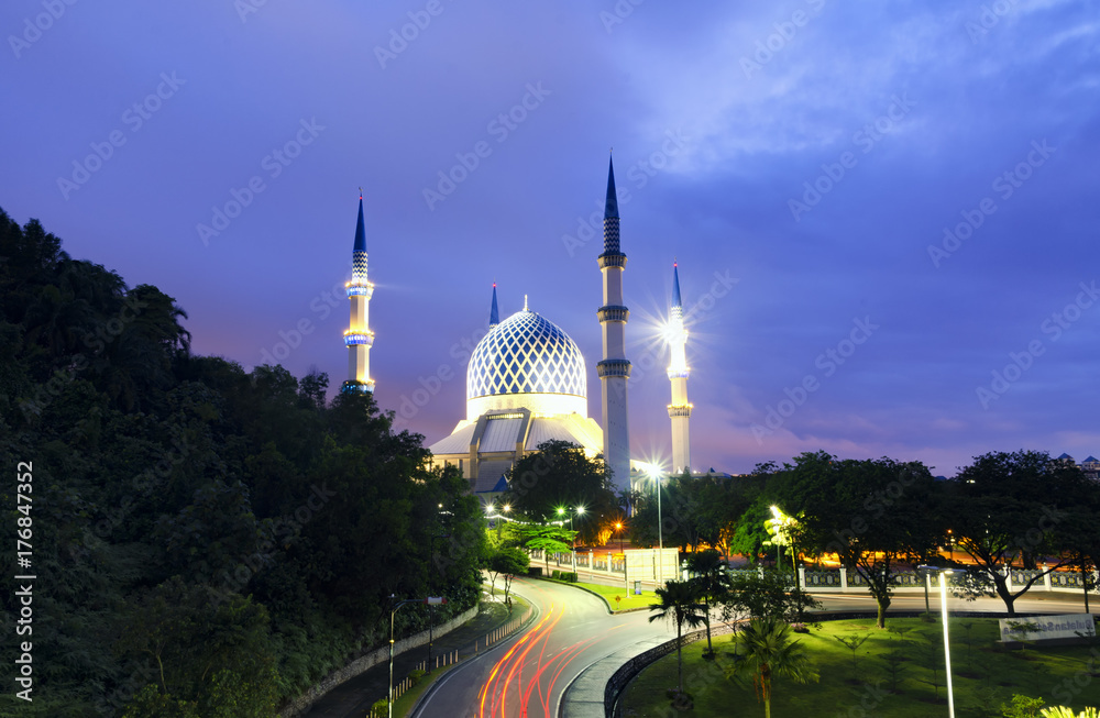 Naklejka premium The beautiful Sultan Salahuddin Abdul Aziz Shah Mosque over stunning sunrise background. soft focus due to long exposure shot.