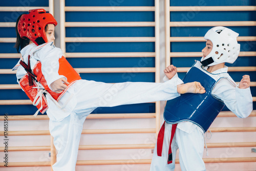 Afwasbaar behang Taekwondo Kids Sparren - Nikkel-Art.nl