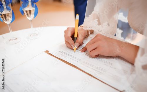 Photography Bride puts signature in the registry office