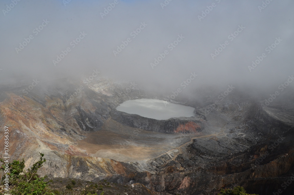 Cratère du volcan Poas, au Costa Rica, avec son lac acide