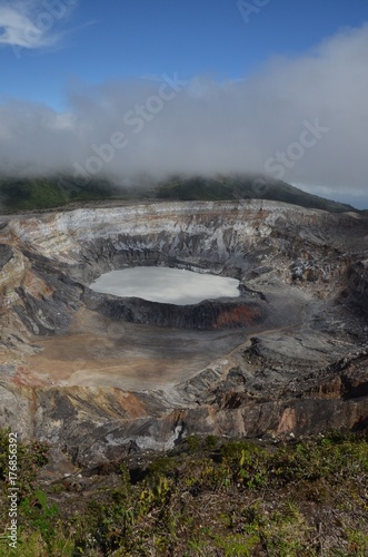 Cratère du volcan Poas, au Costa Rica, avec son lac acide