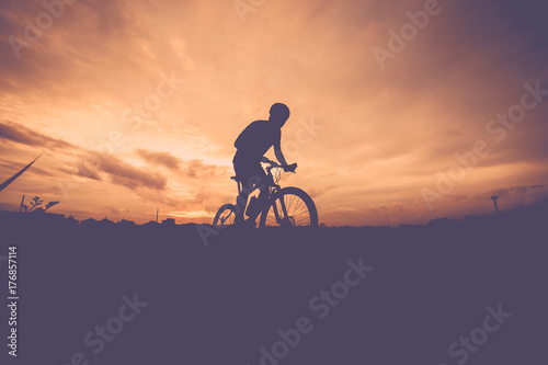 Silhouette of mountain bike © naito29