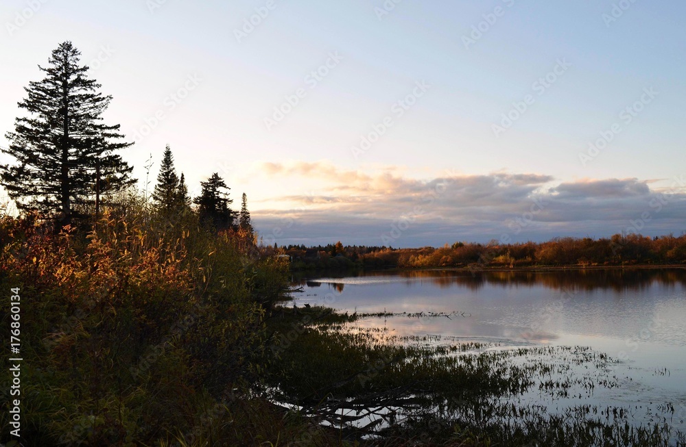 Осенняя природа Сибири в октябре, озеро,река,деревья, небо, облака