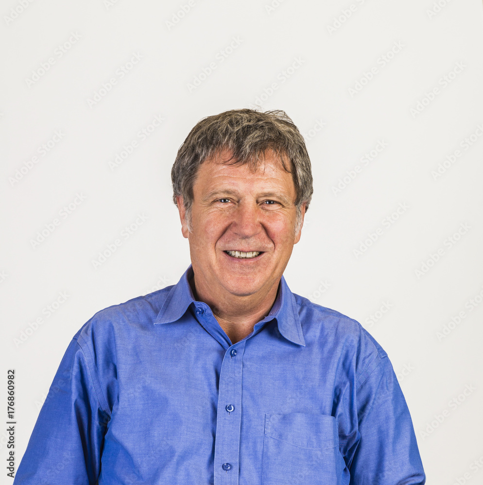 Obraz premium smiling smart mature man