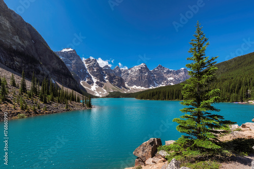 Fototapeta Naklejka Na Ścianę i Meble -  Beautiful turquoise waters of the Moraine Lake with snow-covered peaks above it in Rocky Mountains, Banff National Park, Canada.
