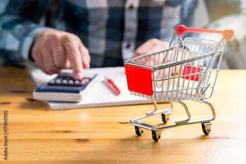 Cuadro en lienzo Rising food and grocery store prices and cost of living concept