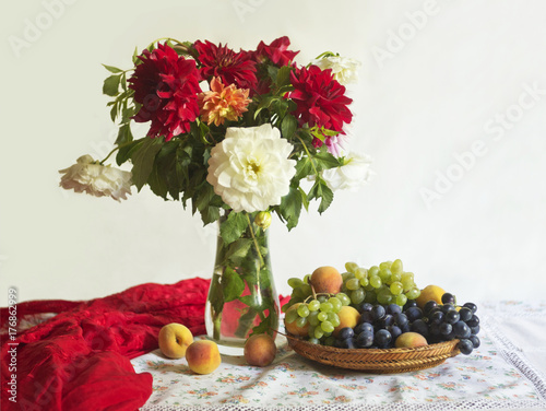 Fototapeta Naklejka Na Ścianę i Meble -  Still life with chrysanthemums, grapes and peaches.