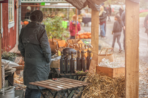 Canvas Print Picture of people at the seasonal autumn market at the street